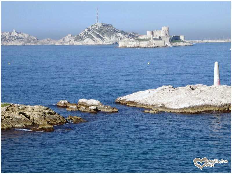 Une balise a été érigée sur une des îlettes, alors qu'un émetteur de télévision est apparu sur l'île de Pomègues. Quant à la brasserie des Flots Bleus dont la terrasse proposait cette vue magnifique, elle a été démolie en 2006. 