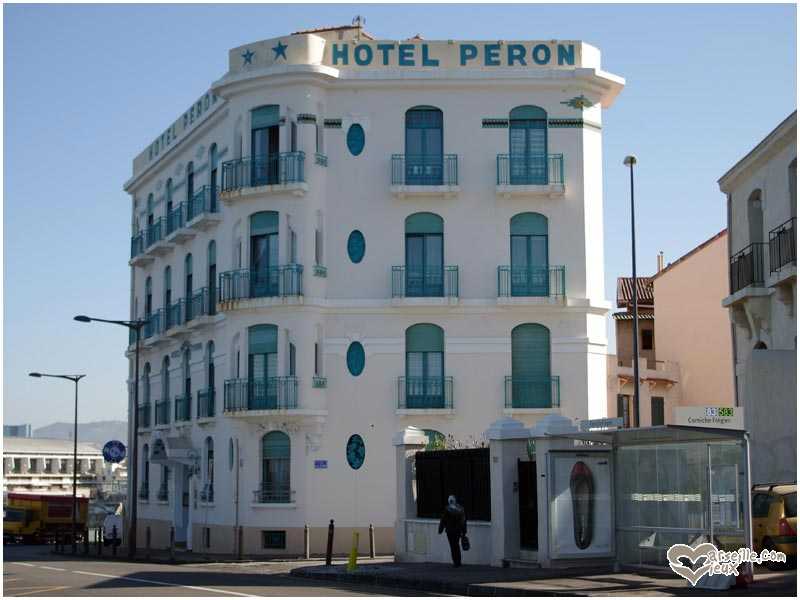 Bientôt centenaire, l'hôtel Peron est certainement un des plus anciens hôtels marseillais. Cet hôtel a su préserver son cachet d'origine en évitant notamment les extensions architecturales qui auraient dénaturé la personnalité même de cet établissement. 