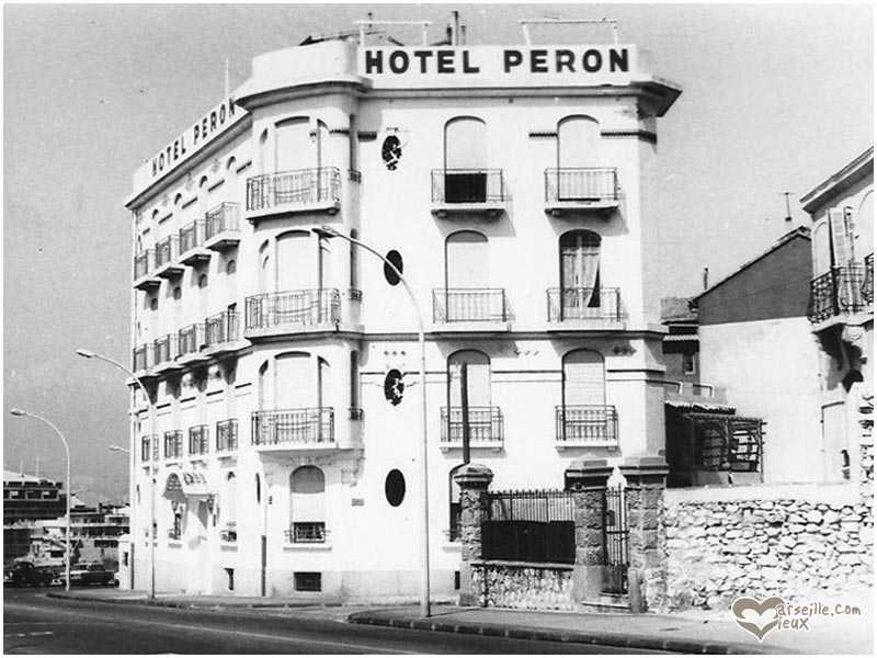 L'hôtel Peron, construit au début des années 20, jouit d'une situation exceptionnelle face aux îles du Frioul.